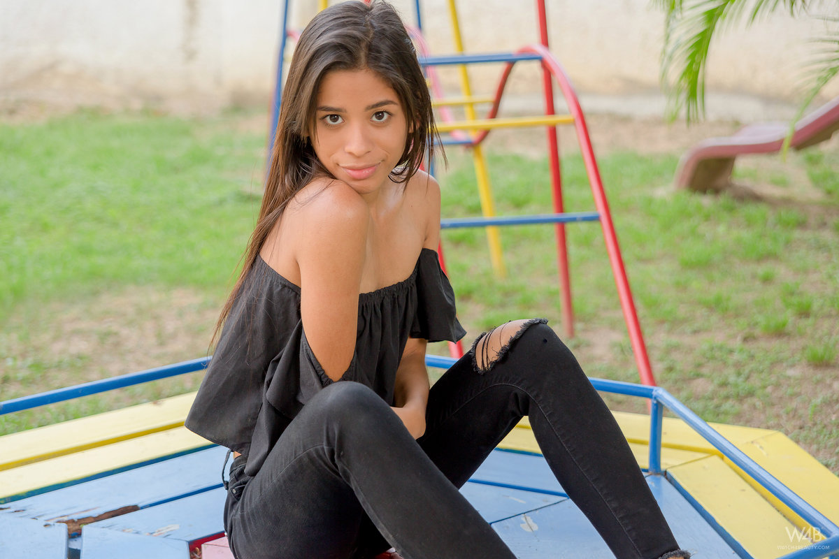Smiley hot glamour girl Karin Torres looking sexy in ripped jeans on a swing ポルノ写真 #424794184 | Watch 4 Beauty Pics, Karin Torres, Latina, モバイルポルノ