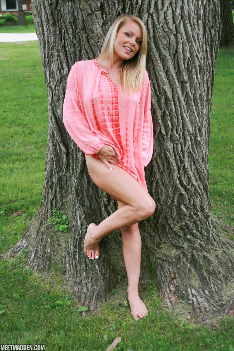 Hot slut Madden in the yard flashing naked ass & underboob in pink sexy dress 色情照片 #426892420 | Meet Madden Pics, Madden, Outdoor, 手机色情