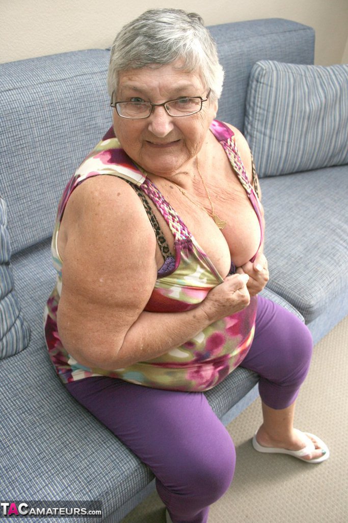 Huge fatty granny baring her saggy boobs & spreading her horny pussy wide open foto porno #423865494