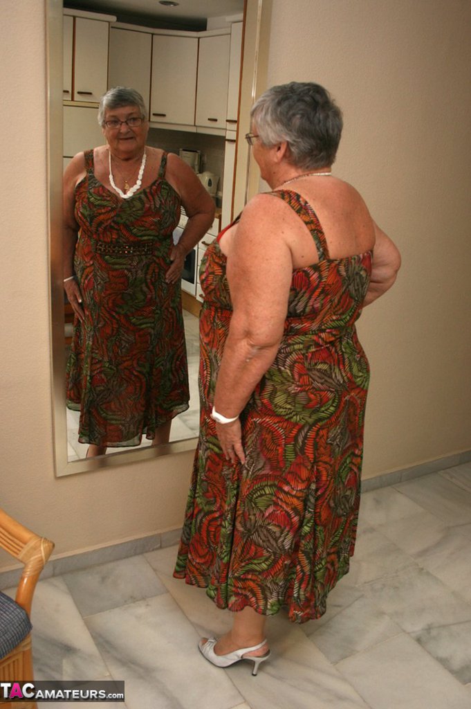 Silver haired granny Grandma Libby exposes her obese figure afore a mirror foto porno #425404484