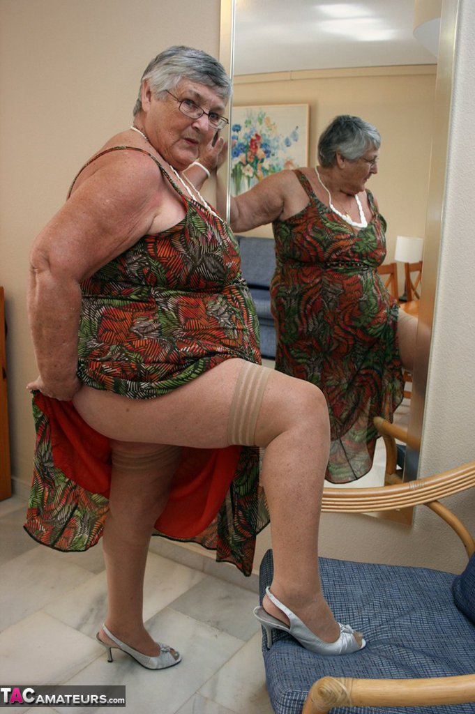 Silver haired granny Grandma Libby exposes her obese figure afore a mirror foto porno #425404487