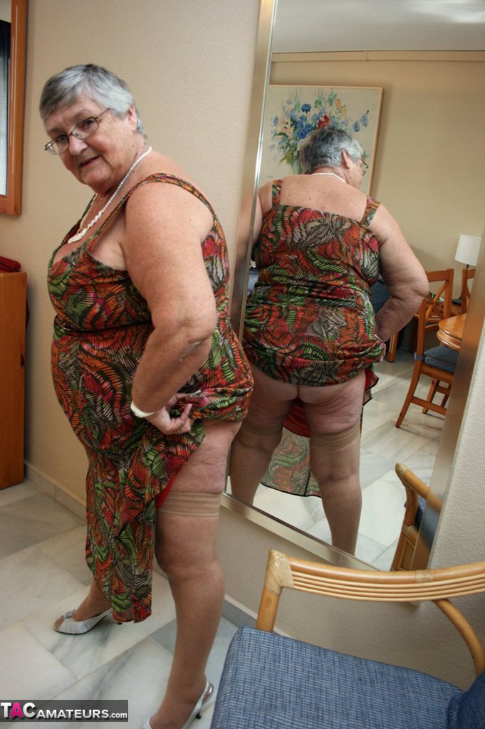 Silver haired granny Grandma Libby exposes her obese figure afore a mirror Porno-Foto #425404489