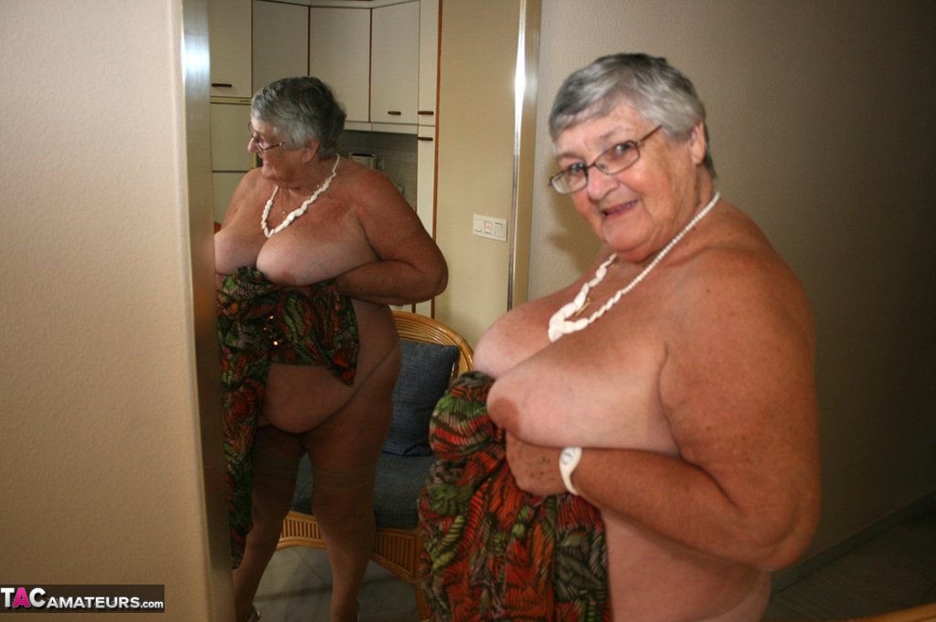 Silver haired granny Grandma Libby exposes her obese figure afore a mirror 色情照片 #425404492