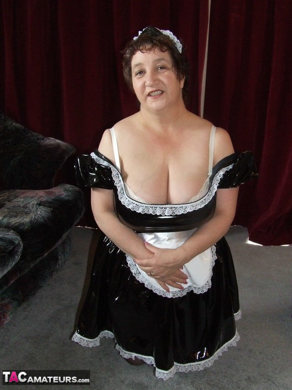 Mature maid Kinky Carol gets naked at work in her stockings ポルノ写真 #426045445 | TAC Amateurs Pics, Kinky Carol, Maid, モバイルポルノ