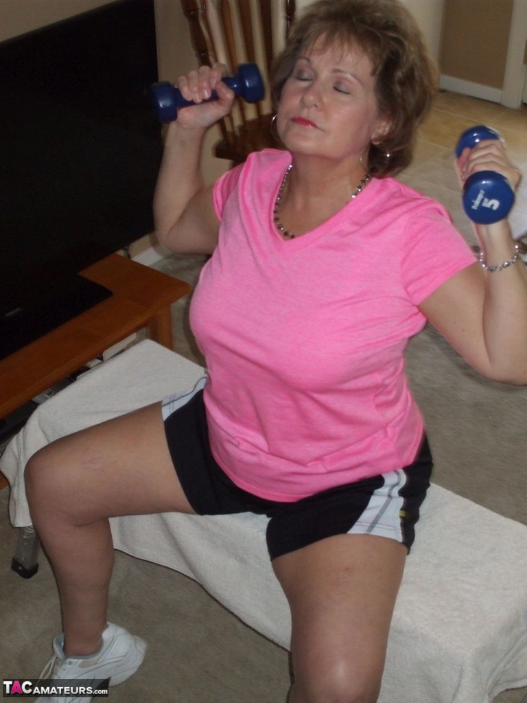 Mature woman Busty Bliss exposes her natural boobs while working out at home ポルノ写真 #428683797