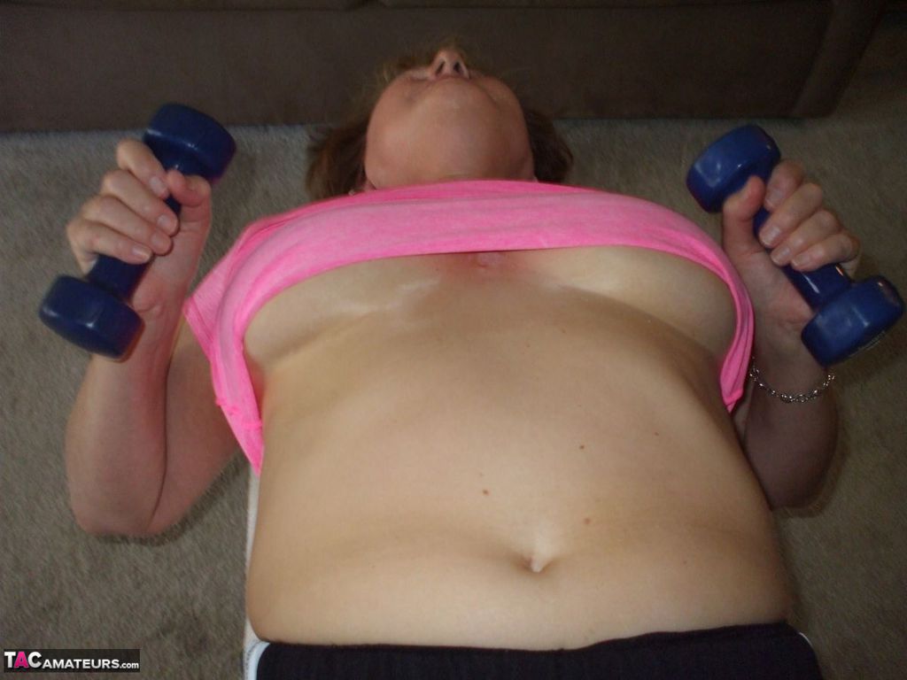 Mature woman Busty Bliss exposes her natural boobs while working out at home 포르노 사진 #428683811 | TAC Amateurs Pics, Busty Bliss, Thick, 모바일 포르노