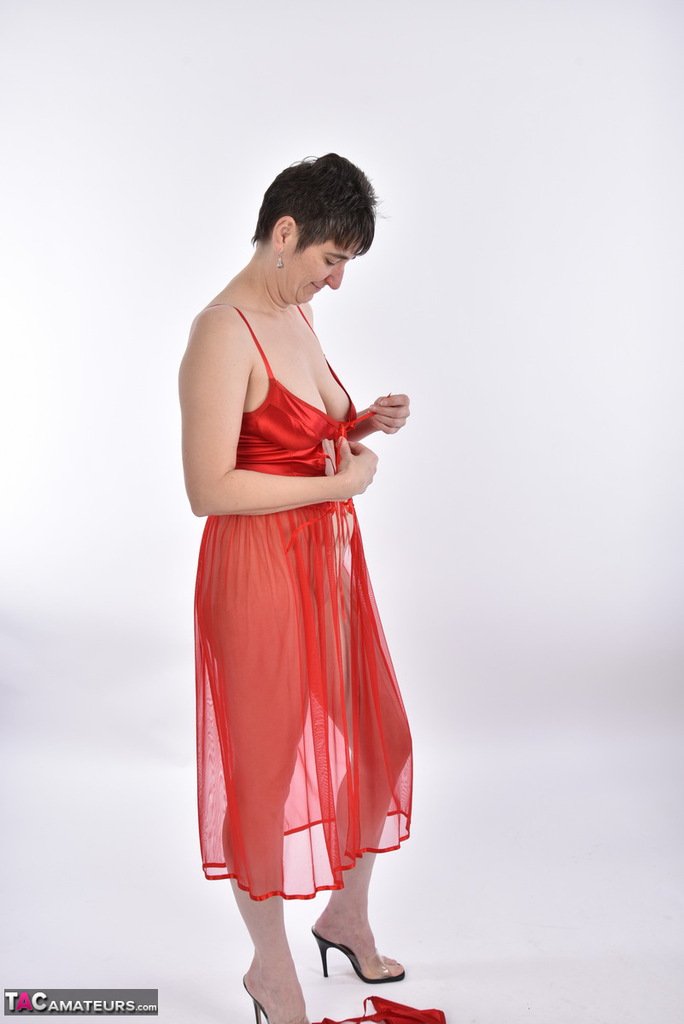 Hot MILF in sexy red lingerie exposes her big floppy boobs & bald beaver Porno-Foto #427914039 | TAC Amateurs Pics, Hot Milf, Mature, Mobiler Porno