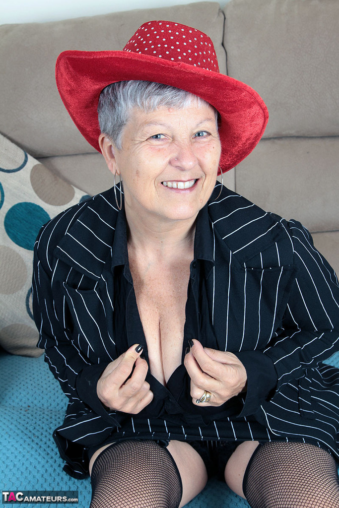 Old woman Savana takes off hat prior to revealing her large saggy breasts Porno-Foto #428615801