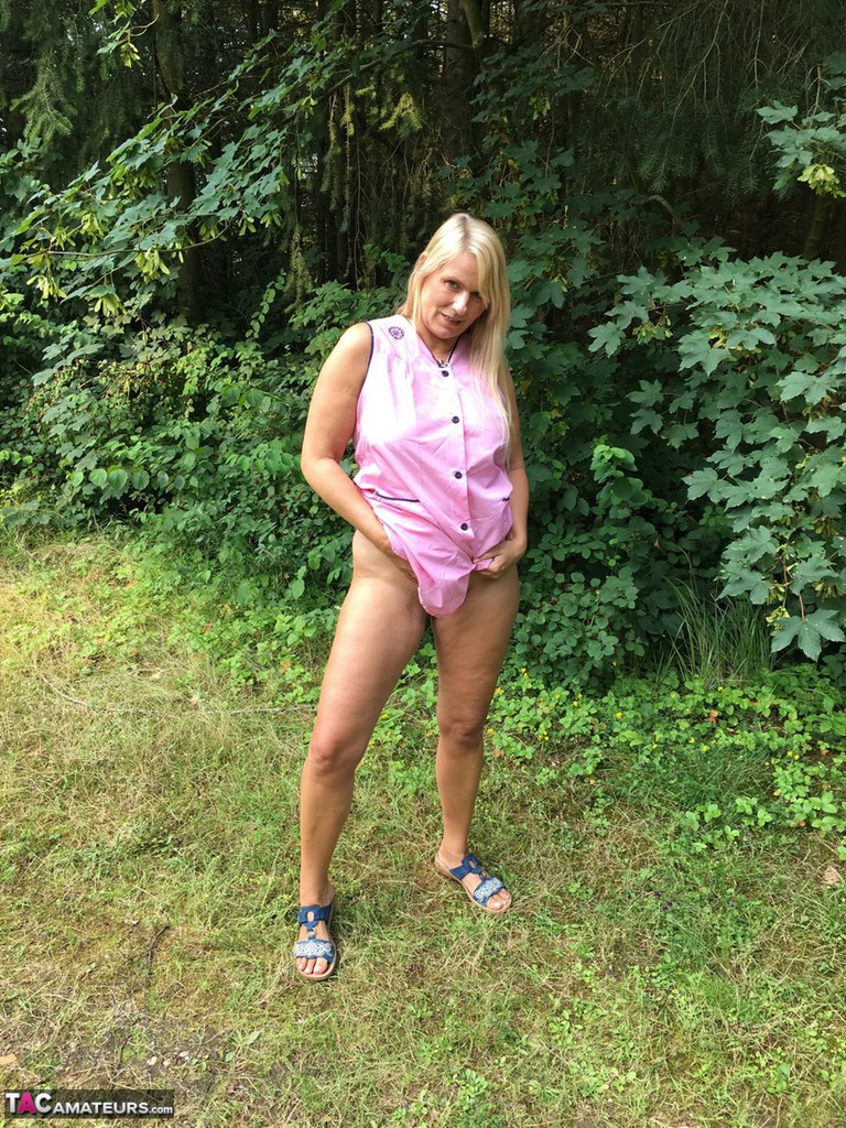 Sweet Susi, a blonde and elderly prostitute, exposes herself in a rural driveway.