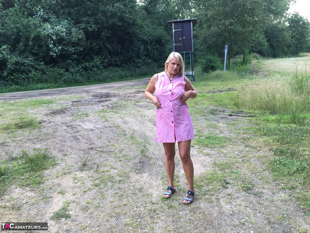 On a country road, Sweet Susi exposes herself as an old-fashioned blonde amateur.