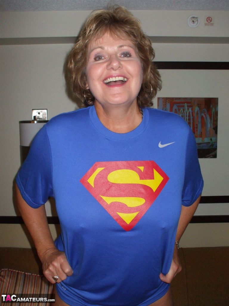 Older amateur Busty Bliss looses her big tits from a Superman T-shirt порно фото #427212872