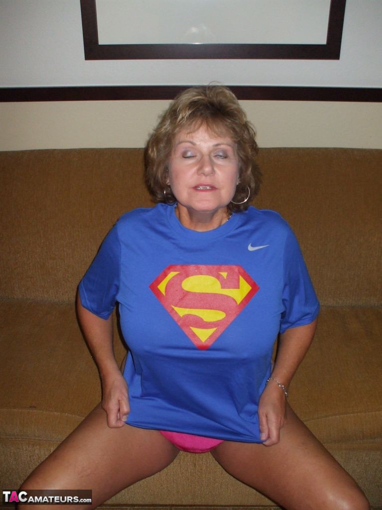 Older amateur Busty Bliss looses her big tits from a Superman T-shirt porno foto #427212874