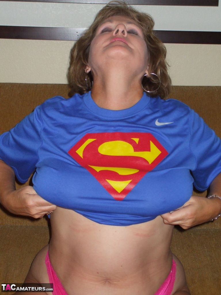 Older amateur Busty Bliss looses her big tits from a Superman T-shirt Porno-Foto #427212880