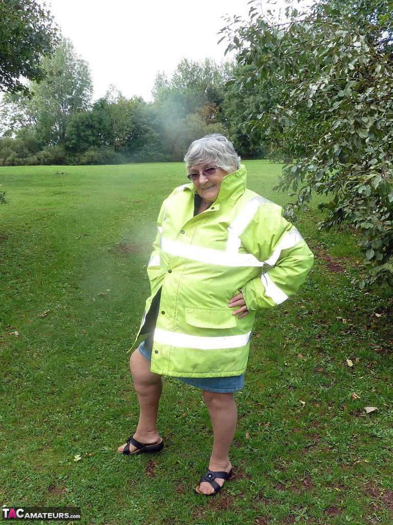 Fat British woman Grandma Libby exposes herself by a tree in a park foto porno #425401326