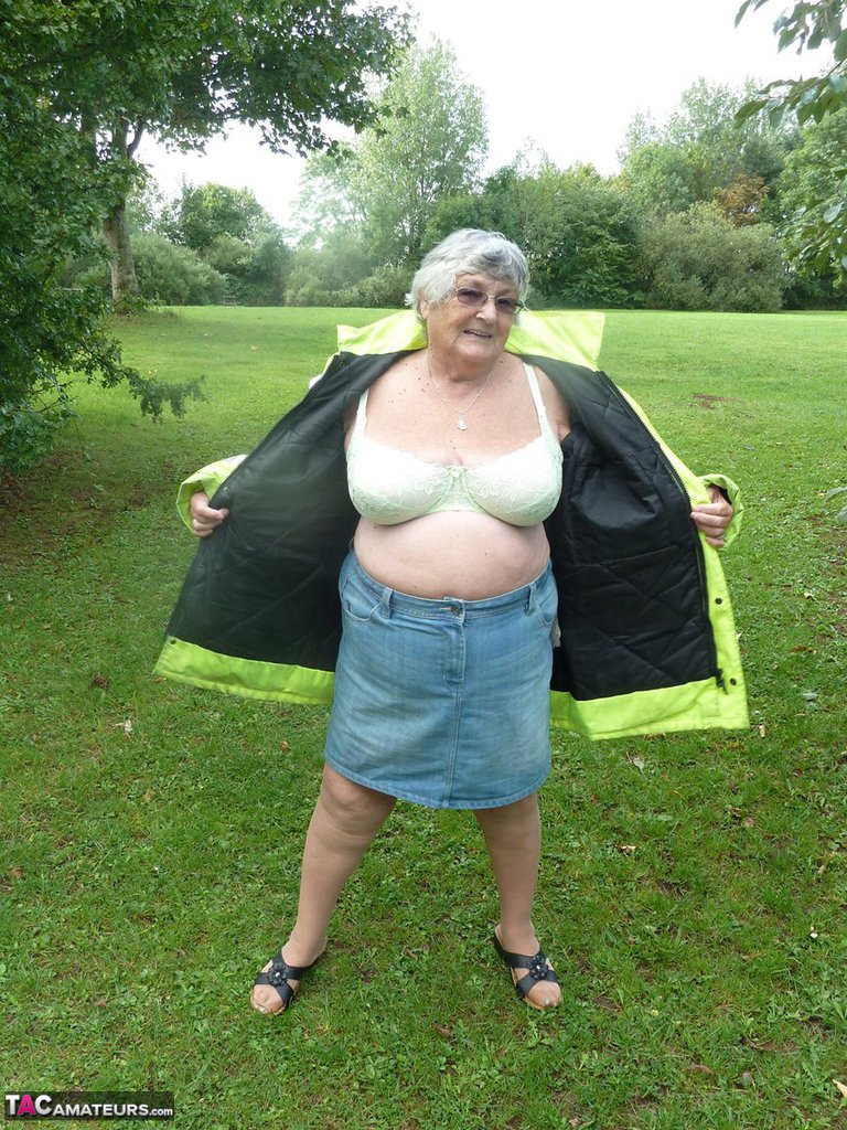 Fat British woman Grandma Libby exposes herself by a tree in a park Porno-Foto #425401329