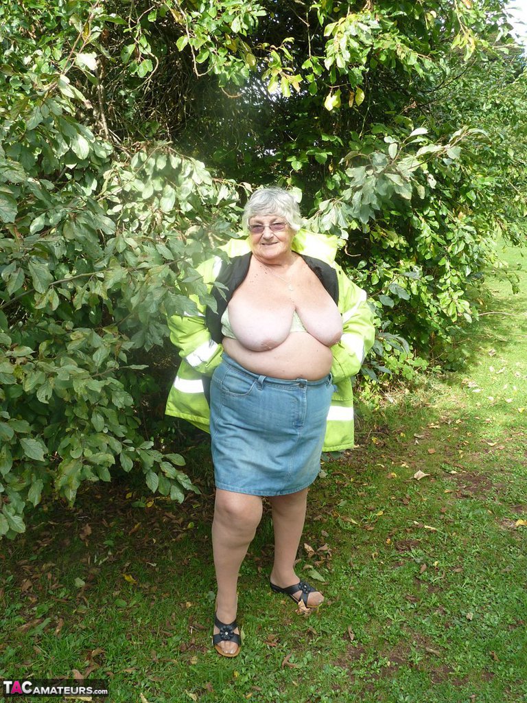Fat British woman Grandma Libby exposes herself by a tree in a park foto porno #425401337