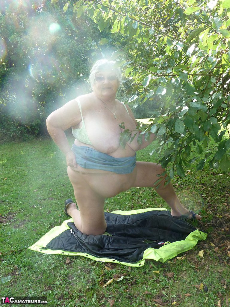 Fat British woman Grandma Libby exposes herself by a tree in a park foto porno #424762705