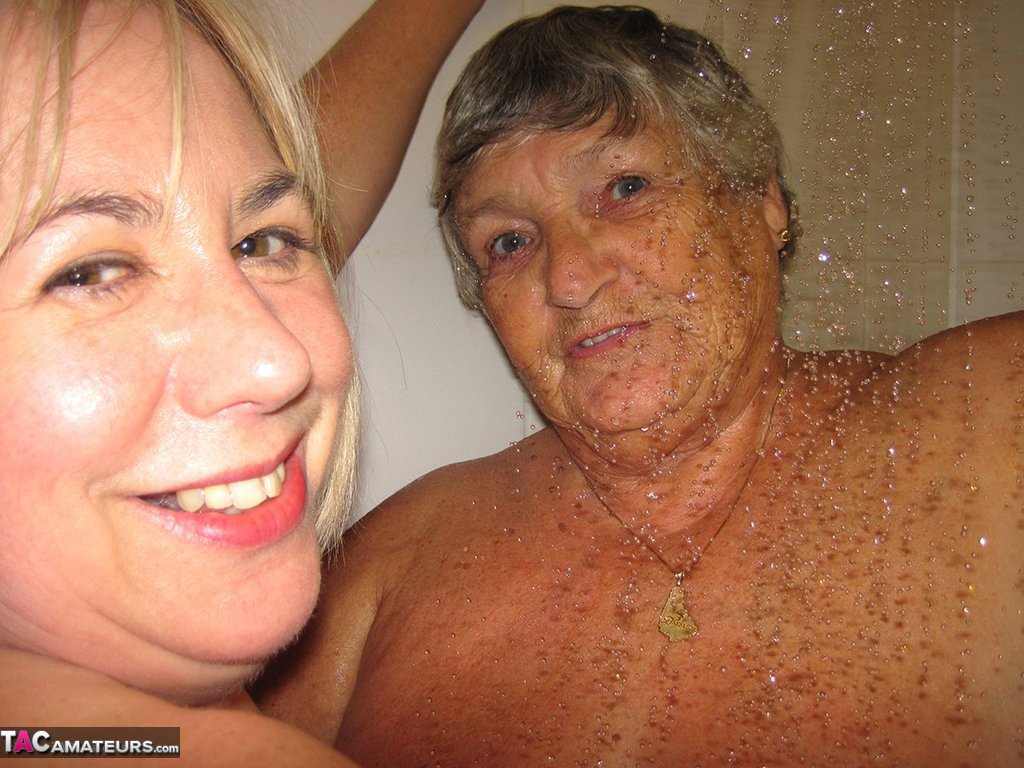 Grandma Libby and her lesbian lover wash each other during a shower porno foto #424822639