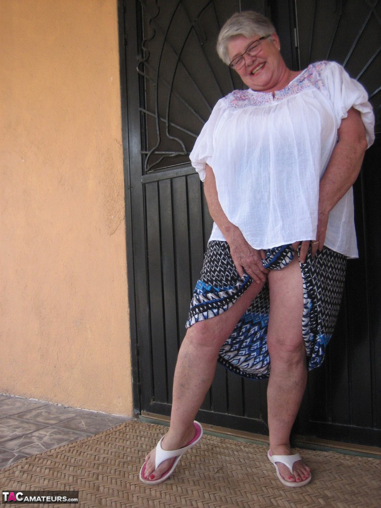 Old amateur Girdle Goddess exposes her obese body outside her front door ポルノ写真 #425435738