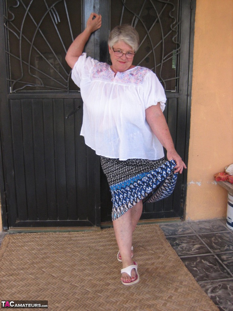 Old amateur Girdle Goddess exposes her obese body outside her front door ポルノ写真 #425435746