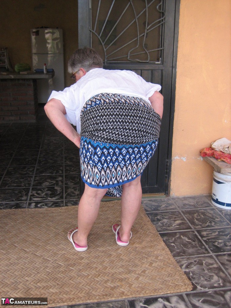 Old amateur Girdle Goddess exposes her obese body outside her front door Porno-Foto #425435750