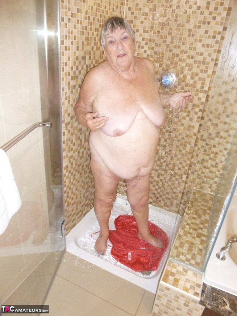 Fat old woman Grandma Libby blow dries her hair after showering foto porno #427516250 | TAC Amateurs Pics, Grandma Libby, Granny, porno ponsel