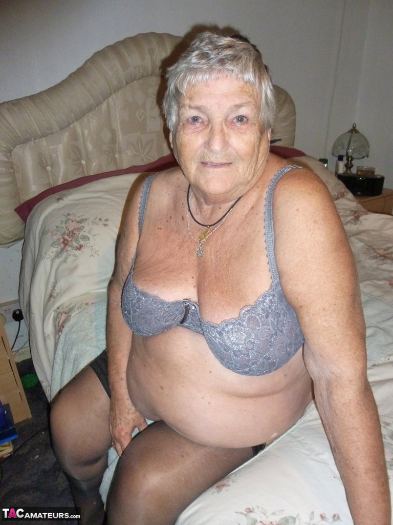 Fat lady Grandma Libby shaves her pussy and underarms with a straight razor foto porno #428512749