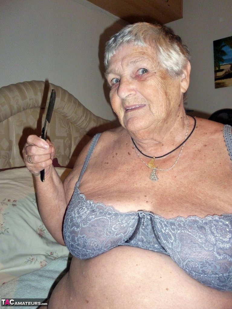 Fat lady Grandma Libby shaves her pussy and underarms with a straight razor порно фото #428512751
