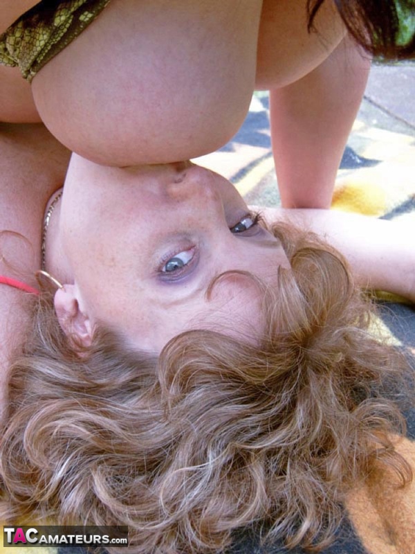 British amateur Curvy Claire has lesbian sex on a blanket in a backyard foto porno #424463348