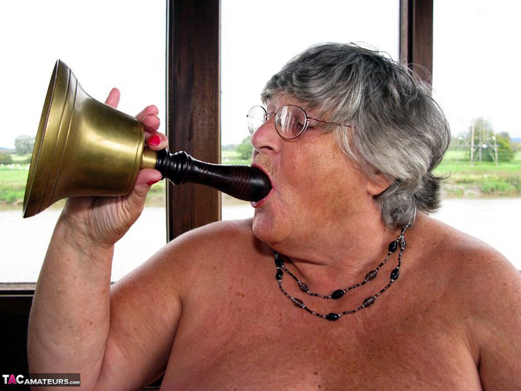 Fat British nan Grandma Libby masturbates in stockings while on board a boat Porno-Foto #423267239