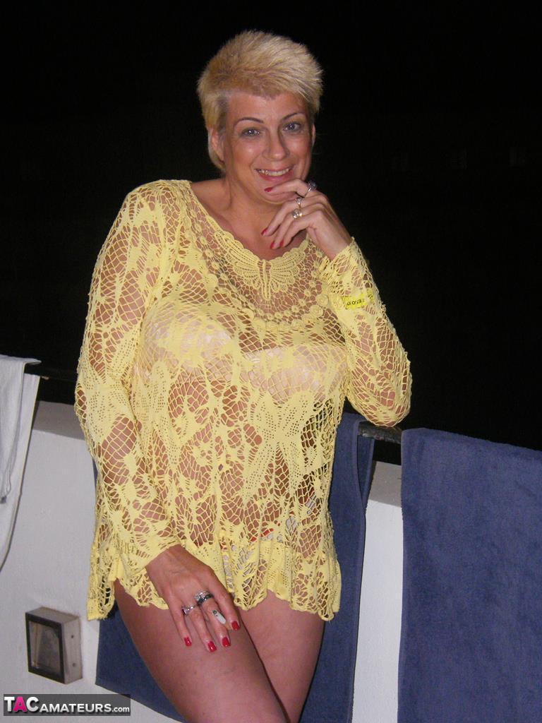 Middle-aged blonde Dimonty smokes while getting completely naked foto pornográfica #426426023