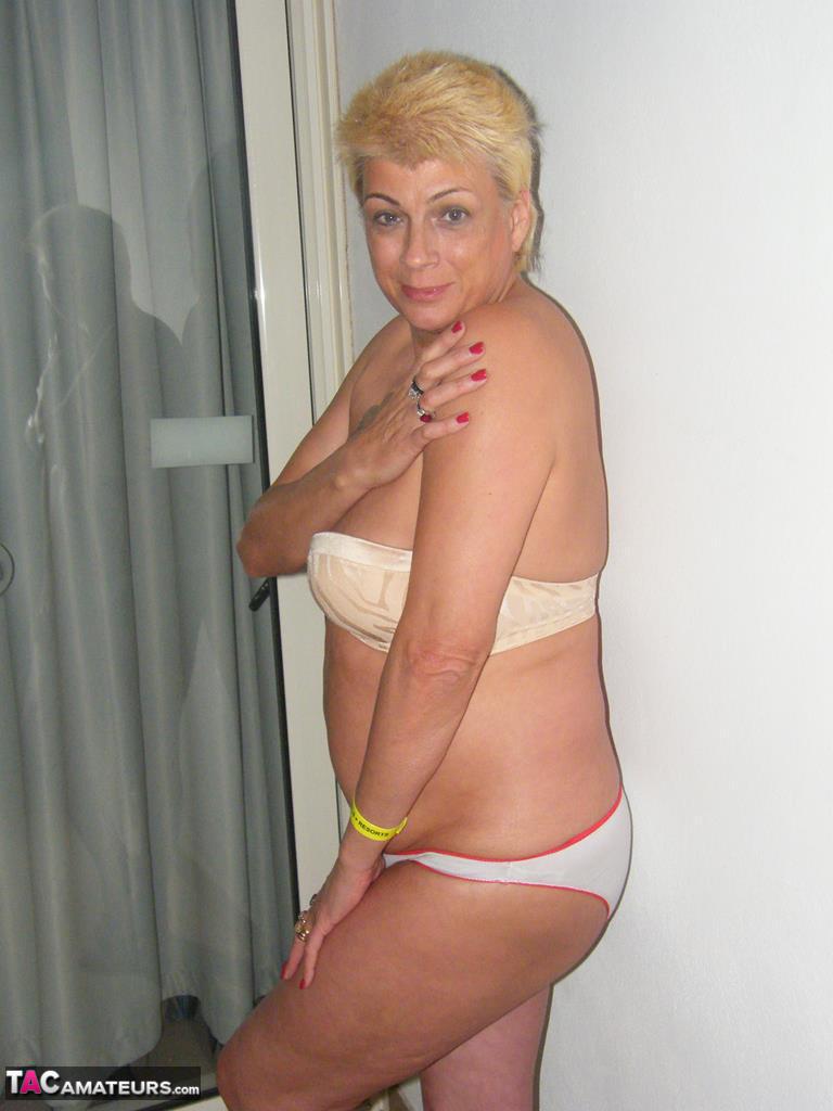 Middle-aged blonde Dimonty smokes while getting completely naked foto pornográfica #426426029