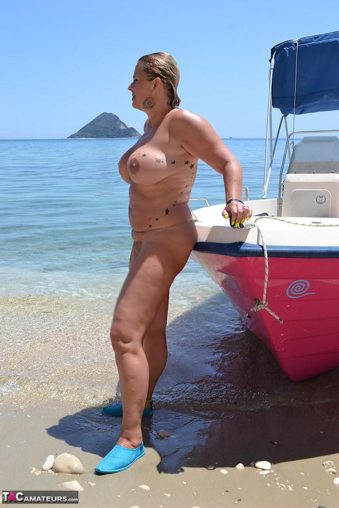 Beefy big Nude Chrissy pilots her boat naked to sun her round plump tits foto pornográfica #428690017 | TAC Amateurs Pics, Nude Chrissy, Beach, pornografia móvel