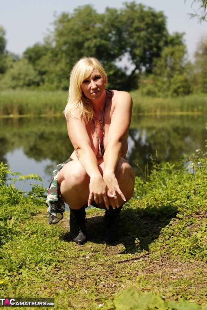 Overweight blonde Melody goes topless in granny boots by a river Porno-Foto #427579356