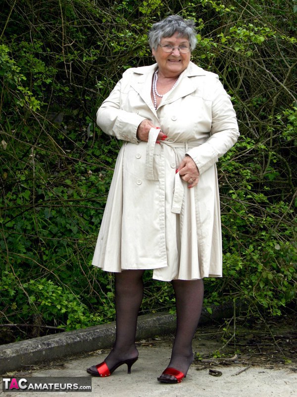 Fat nan Grandma Libby flashes by the trees in an overcoat before masturbating foto porno #423886015