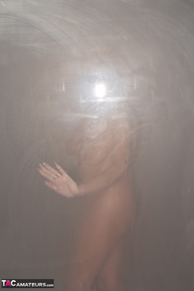 Before taking a shower, European amateur Dimonty takes a deep bain de flan.