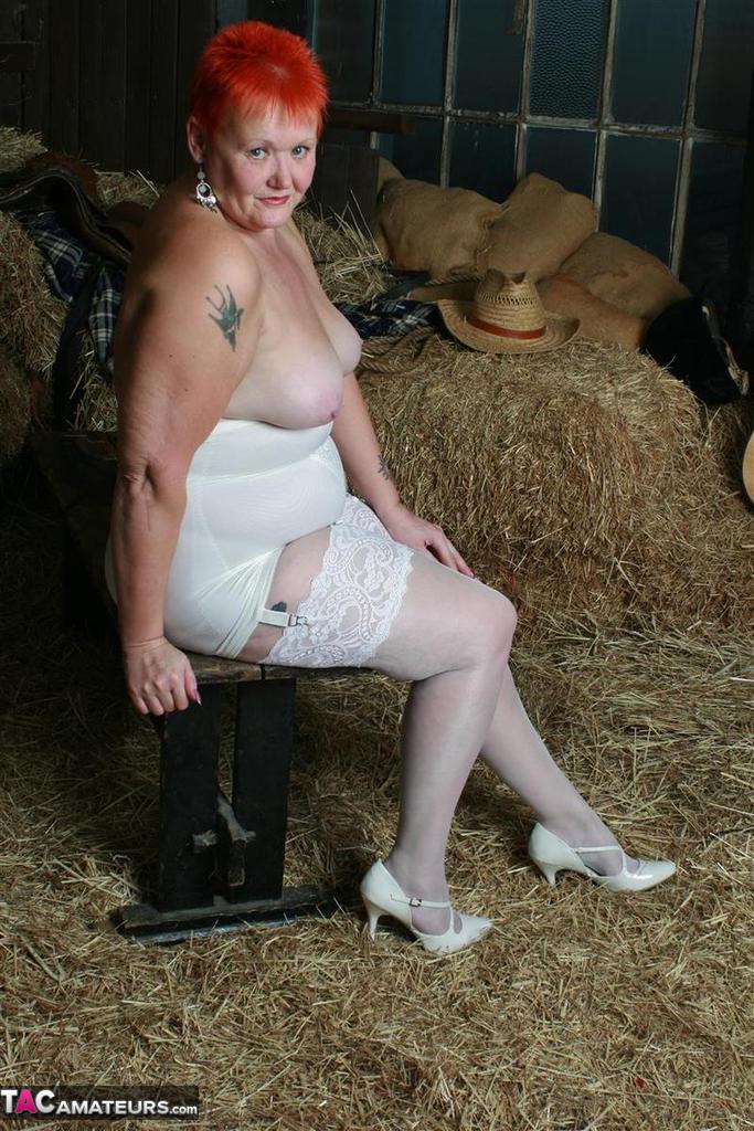 Older redhead Valgasmic Exposed shows her tits and twat while in a barn foto pornográfica #425385237