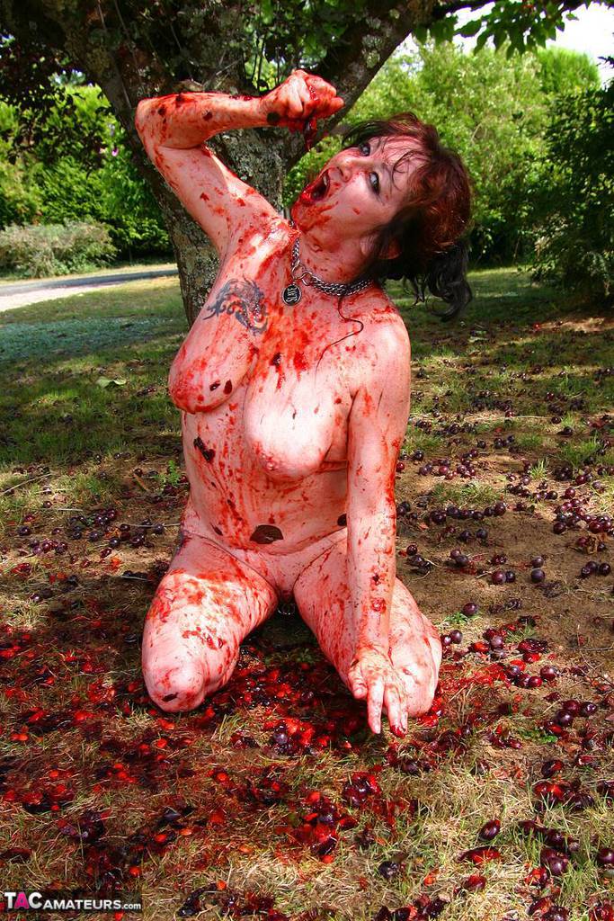 Busty mature fatty Mary Bitch rolls in fallen plums naked & masturbates foto porno #422869423