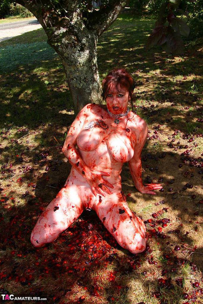 Busty mature fatty Mary Bitch rolls in fallen plums naked & masturbates porno foto #423716296