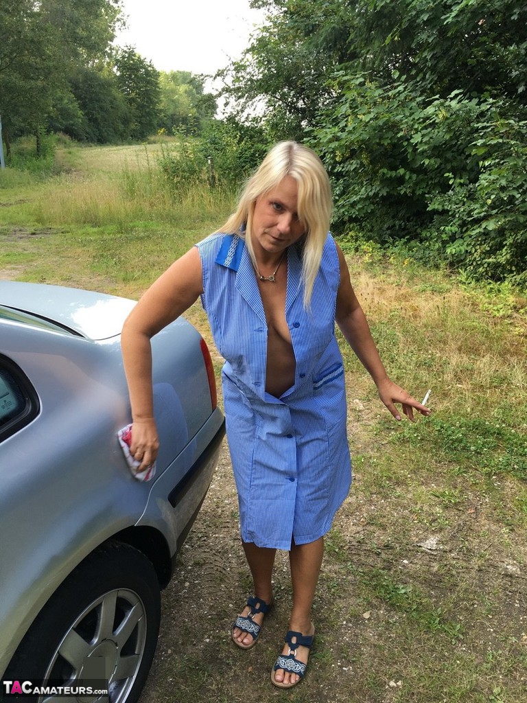 Smoking mature mom Sweet Susi opens her dress to pinch hard nipples outdoors 色情照片 #427573451