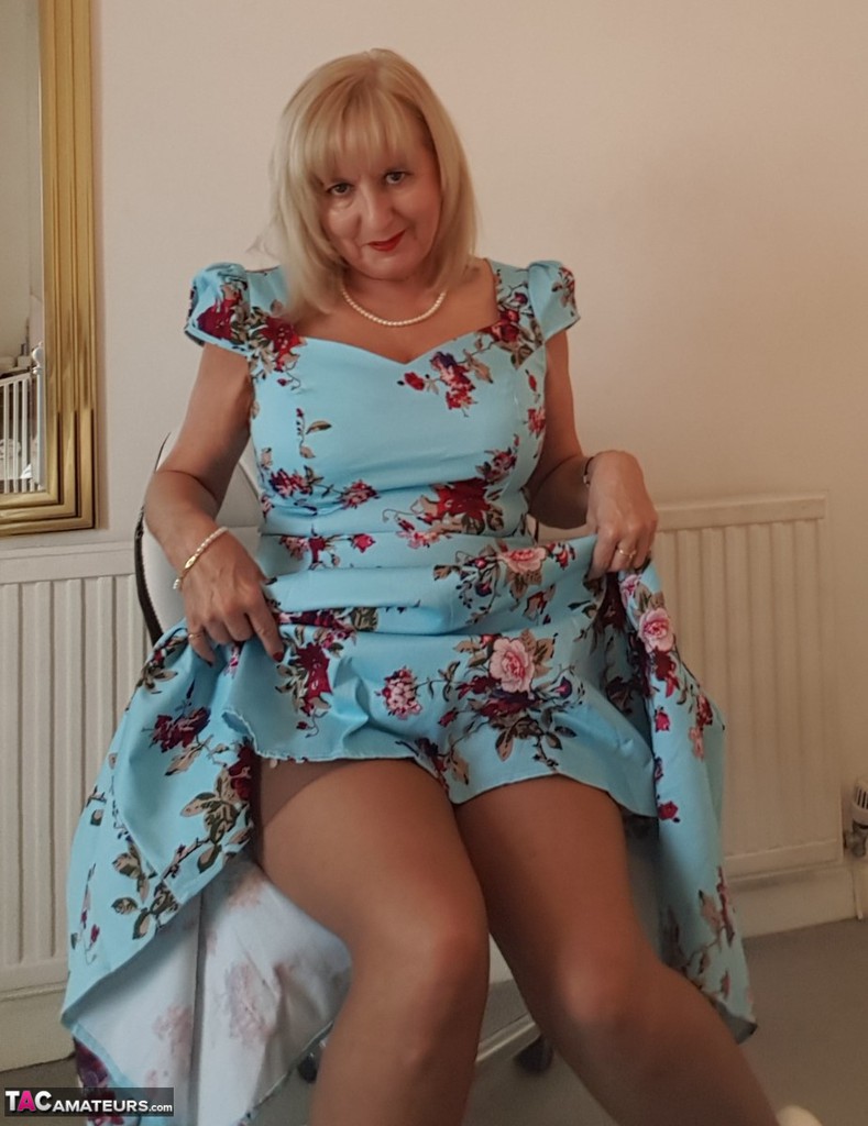 Classy mature Lorna Blu hiking dress to spread pussy lips & pinching nipples 色情照片 #425034051