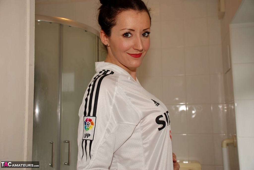 Leggy amateur Kit Kittens removes her club shirt while taking a shower foto pornográfica #426534932