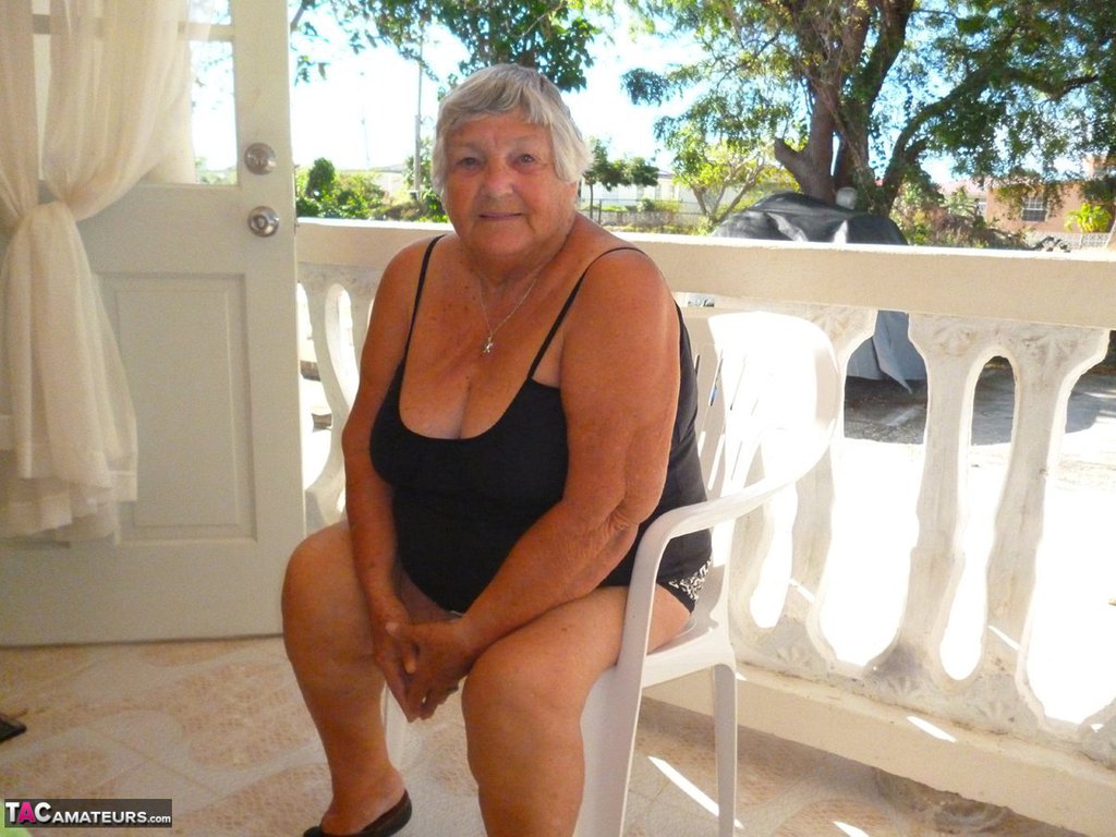 Fat oma Grandma Libby gets completely naked on a balcony by herself foto porno #428803772