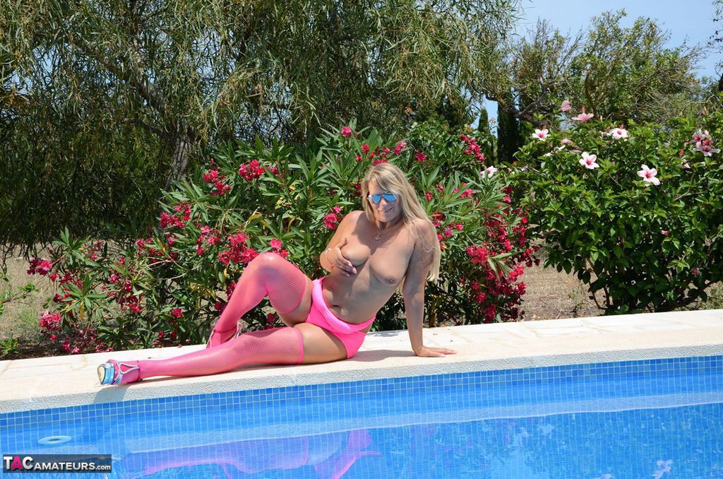Older blonde amateur Sweet Susi shows her tits and ass beside a pool in shades 포르노 사진 #424859017