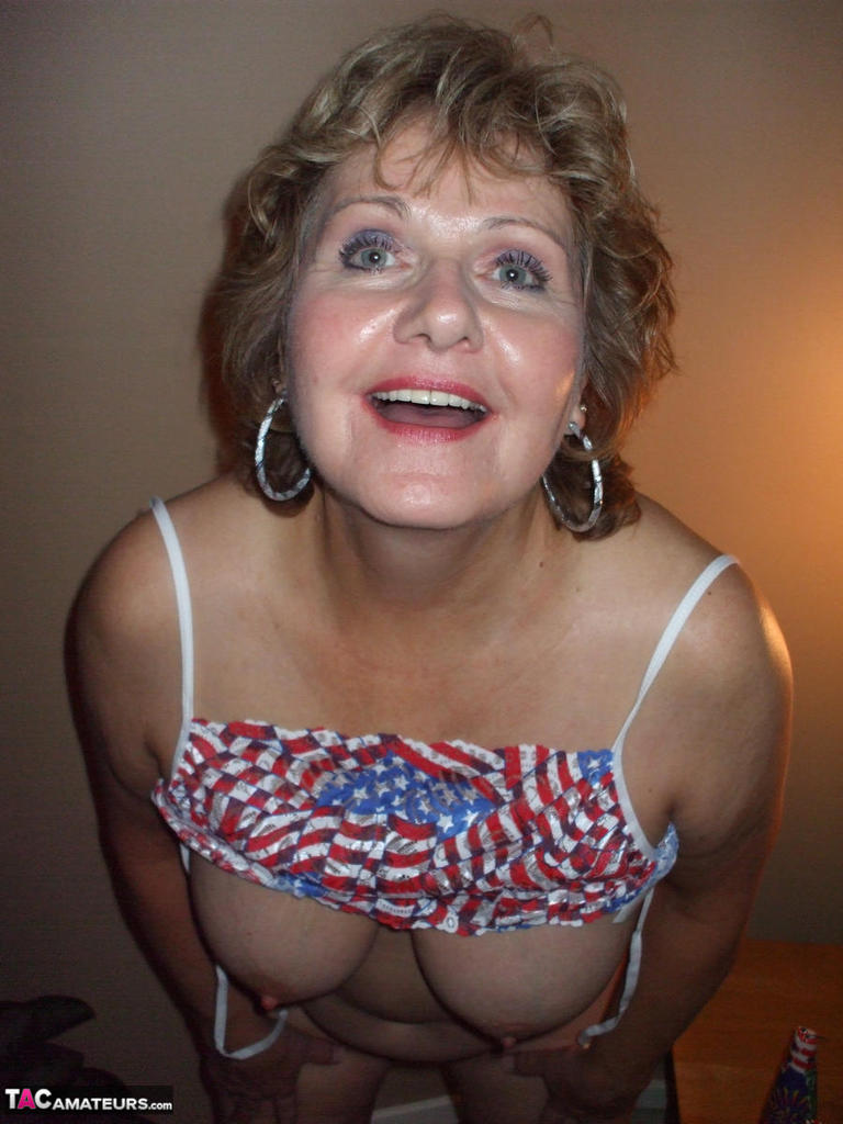 Older amateur Busty Bliss sets her natural tits free of a USA themed bikini Porno-Foto #427540539