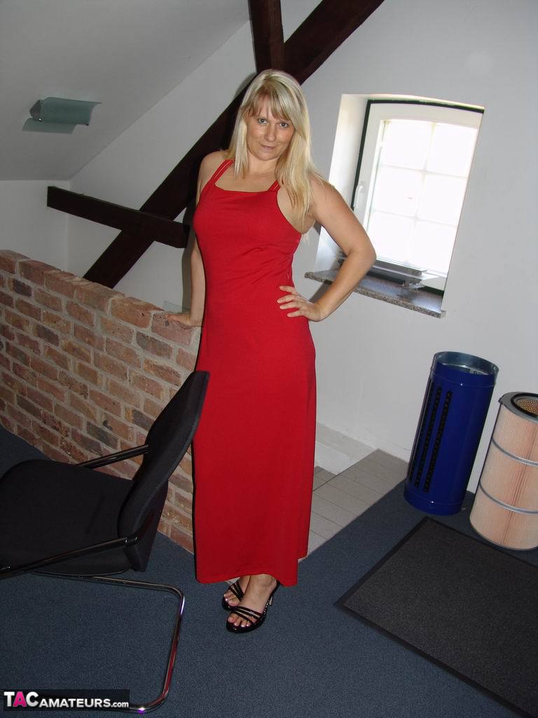 Blonde amateur Sweet Susi divests herself of a long red dress to pose nude porno fotoğrafı #428791041 | TAC Amateurs Pics, Sweet Susi, Mature, mobil porno