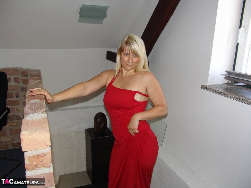 Blonde amateur Sweet Susi divests herself of a long red dress to pose nude Porno-Foto #428791045