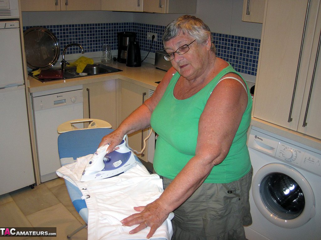 Overweight British oma Grandma Libby exposes her boobs while ironing ポルノ写真 #424565836