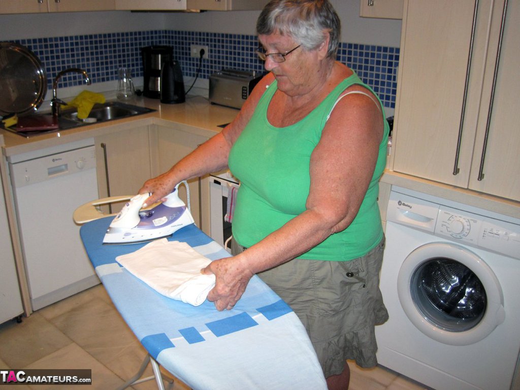 Overweight British oma Grandma Libby exposes her boobs while ironing foto porno #424565837