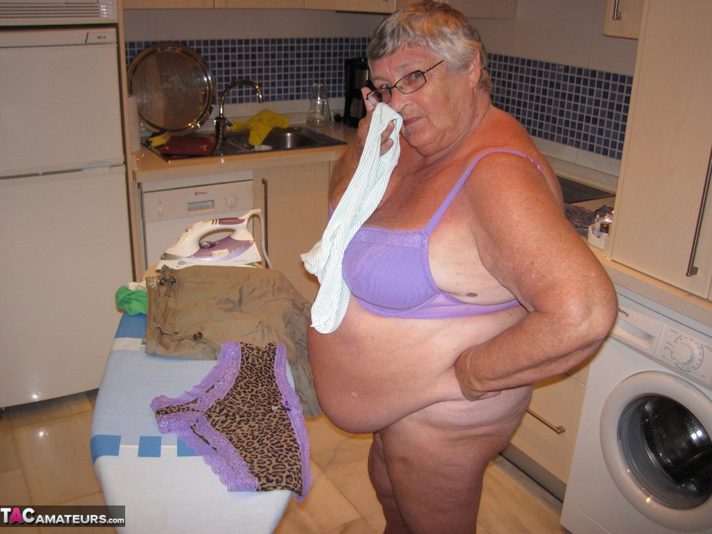 Overweight British oma Grandma Libby exposes her boobs while ironing ポルノ写真 #424565845